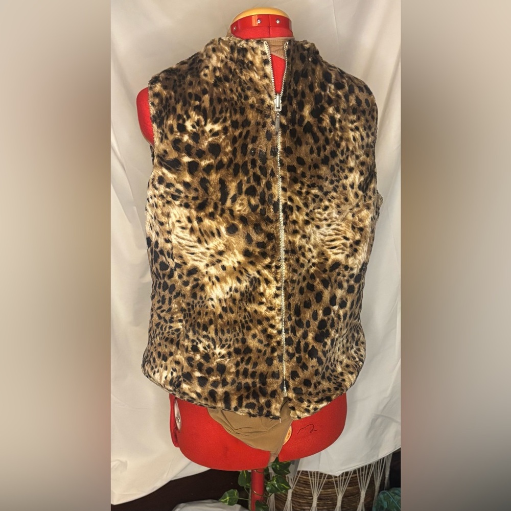 Susan Bristol Cream Vest with Leopard Print Lining - Picture 4 of 5